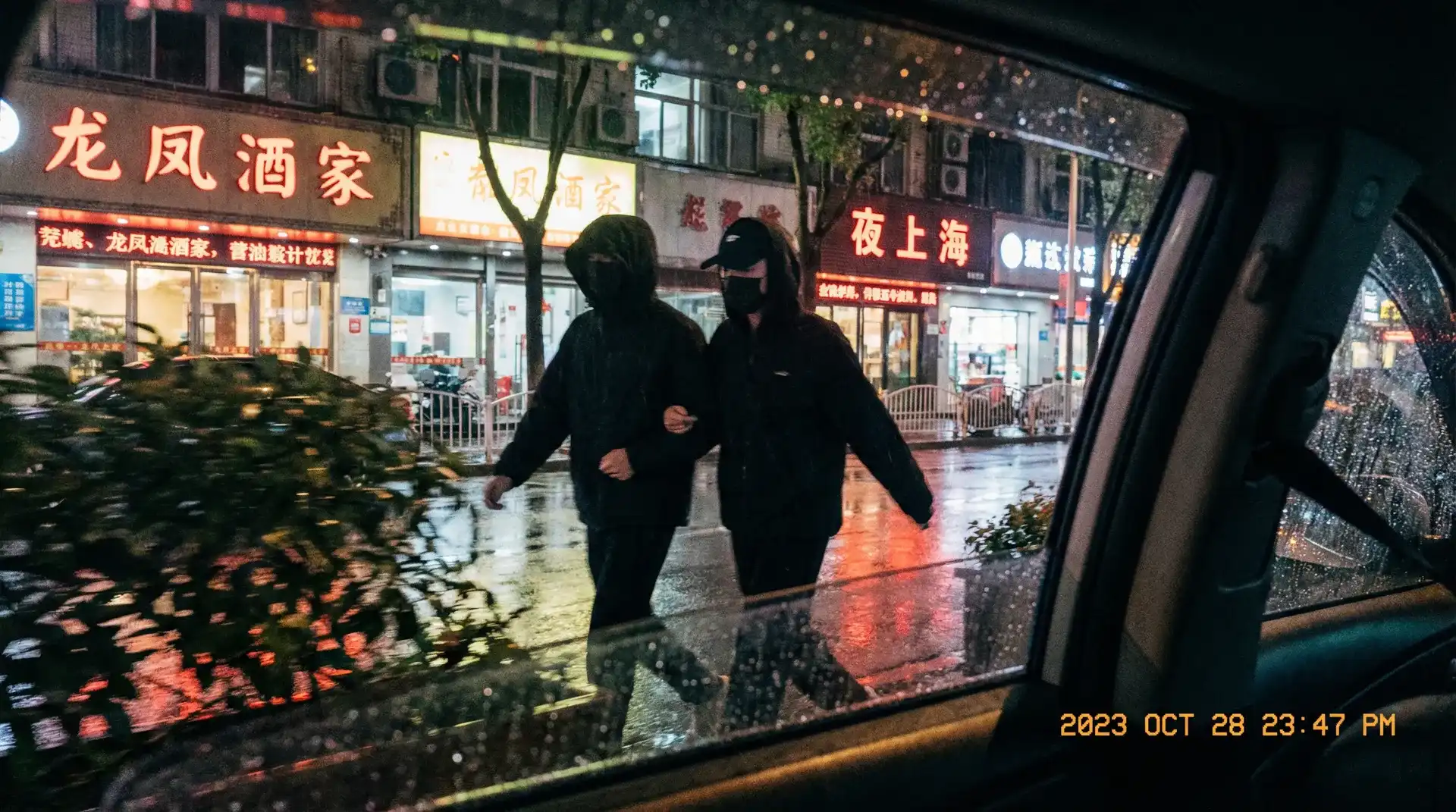 熟女阿姨 - 顶流明星深夜密会现场抓拍照片